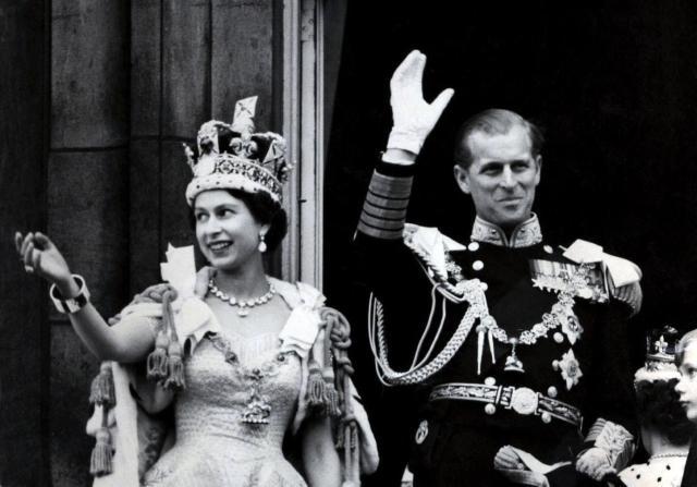 1618735793128039666.jpg Queen-Elizabeth-II-wearing-the-Imperial-State-Crown--and-the-Duke-of-Edinburgh--in-the-uniform-of-Admiral-of-the-Fleet--waving-from-the-balcony-of-Buckingham-Palace-after-the-Queen-.jpg
