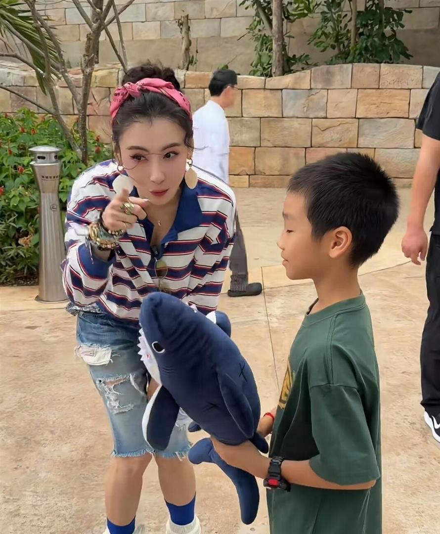 乐意电竞APP下载-46岁张柏芝现身海南三亚度假，她真人好年轻漂亮